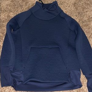 Athleta women’s navy quilted top can